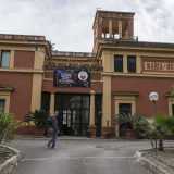 Abbandoniamo ora la struttura per ritornare su via Ulpiani, dove incrociamo sempre sulla sinistra quella villa La Rocca di cui abbiamo gi� parlato in un altro articolo. Rossa e profilata in giallo, con la caratteristica di possedere un torrino posto in alto, sorge qui dal 1878 